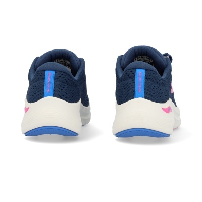 Par de ténis Skechers azul escuro com sola branca e detalhes rosa e azul