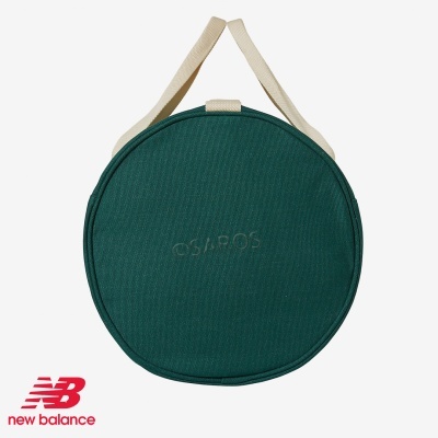 Bolsa redonda verde escuro com alças bege e texto OSIAPP05