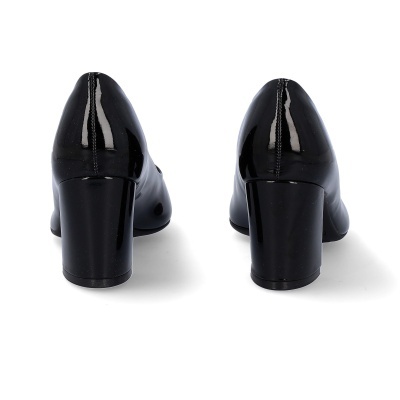 Sapatos de salto alto pretos vistos de trás