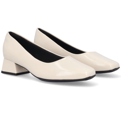 Par de sapatos de salto quadrado bege claro com interior preto