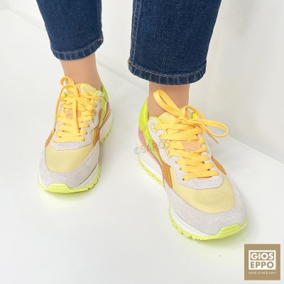 Ténis Gioseppo amarelos e verdes usados e calças de ganga