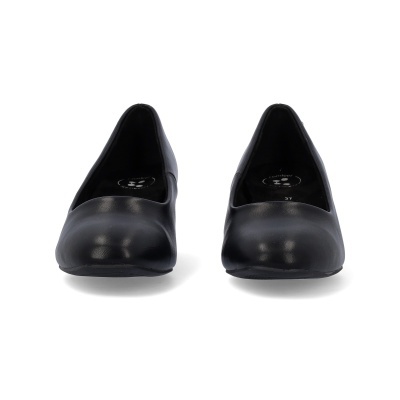 Sapatos pretos de salto alto vistos de frente