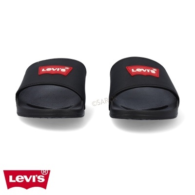 Chinelos pretos Levi's com logo vermelho e branco numa superfície branca