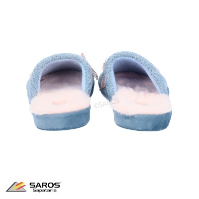 Chinelos azuis com interior rosa felpudo vistos de trás