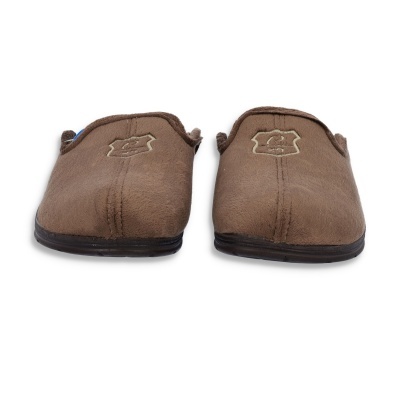 Par de chinelos castanhos com sola preta e detalhe bordado