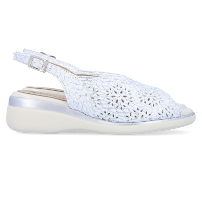 Sandália feminina branca com padrão floral recortado a laser e fivela prateada