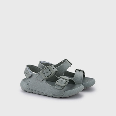 Sandálias infantis cinza com fivelas e velcro
