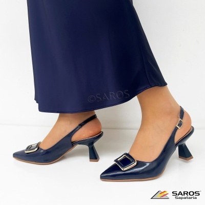 Sapatos de salto médio azuis com fivela dourada