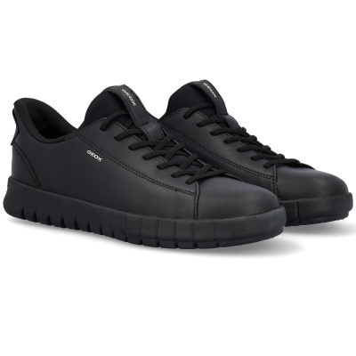 Ténis pretos em pele com sola preta e logo GEOX