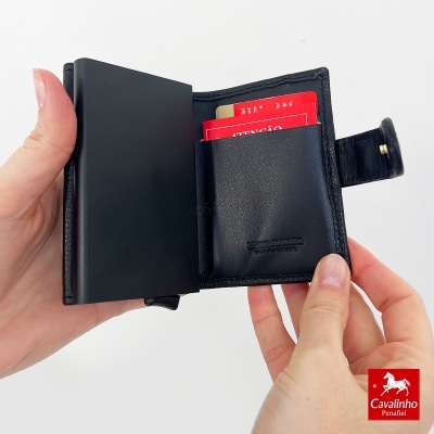 Carteira preta em pele com porta-cartões metálico e cartões visíveis