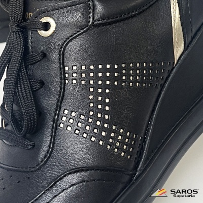 Ténis preto com atacadores e detalhes dourados, padrão perfurado em cruz, logotipo SAROS