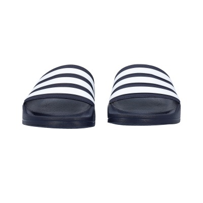 Chinelos preto com riscas brancas em fundo branco