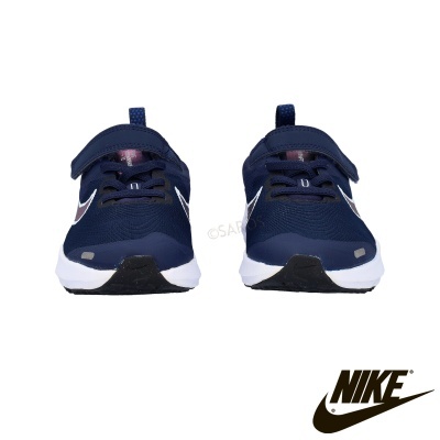 Sapatilhas Nike infantis azuis com fecho de velcro e sola branca