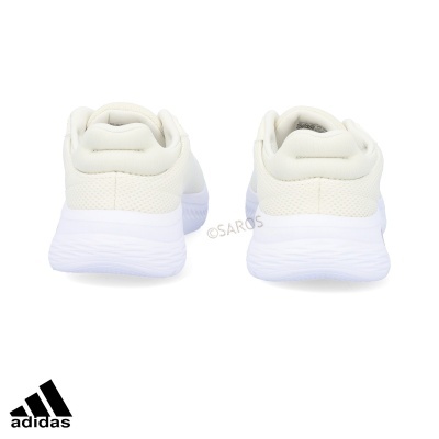 Ténis adidas brancos vistos de trás com sola branca em fundo branco