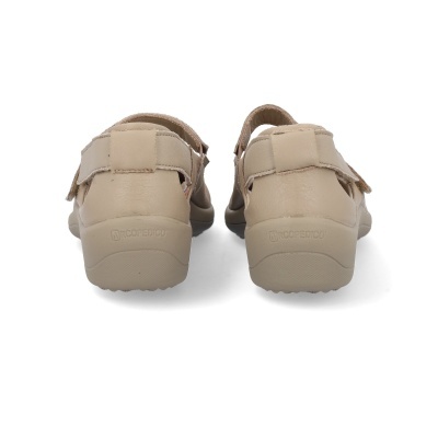 Sandálias castanhas claras com salto baixo vistas da parte traseira