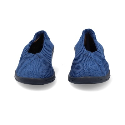Par de sapatilhas azuis tricotadas com sola preta vistas de frente