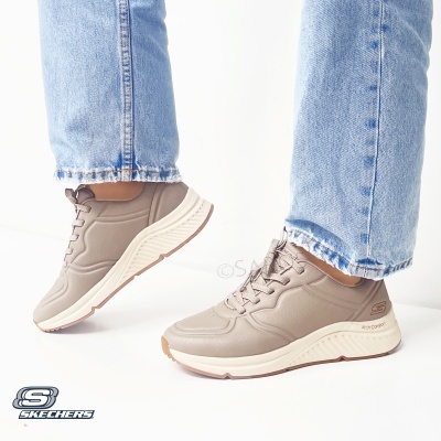 Ténis Skechers castanhos claros com sola branca