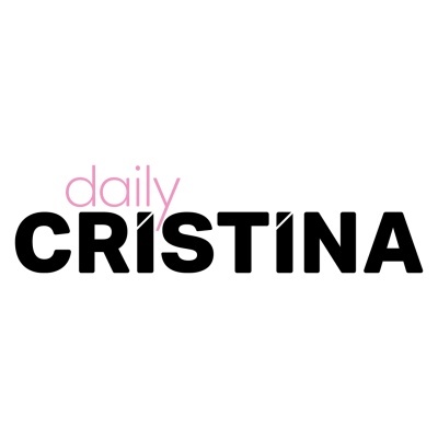 Texto 'daily CRISTINA' em fundo branco, com 'daily' rosa e 'CRISTINA' preto