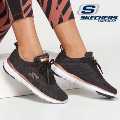 Ténis Skechers em malha preta com sola branca e detalhes cor de rosa.