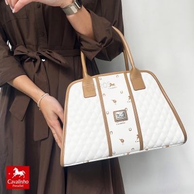 Mala de senhora Cavalinho branca e bege com padrão matelassê e detalhes em pele sintética.