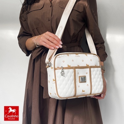 Mala Cavalinho Penafiel branca e bege com padrão de cavalos e ferraduras