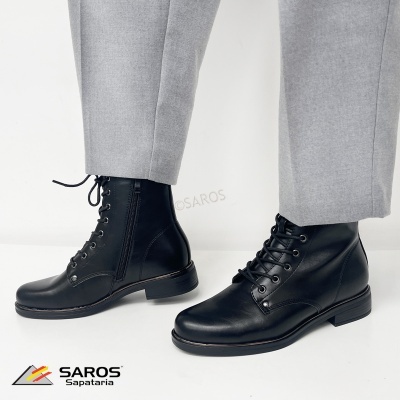 Botas pretas de couro com cadarço e fecho lateral