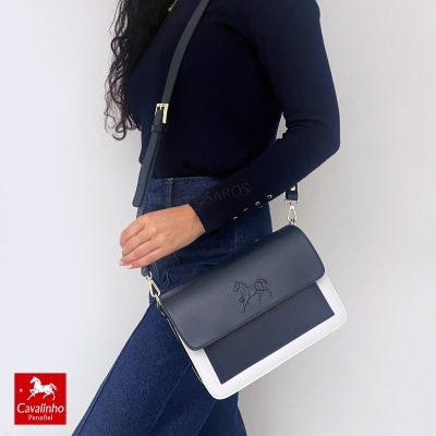 Mala a tiracolo azul escura com detalhes brancos e logotipo de cavalo em relevo.