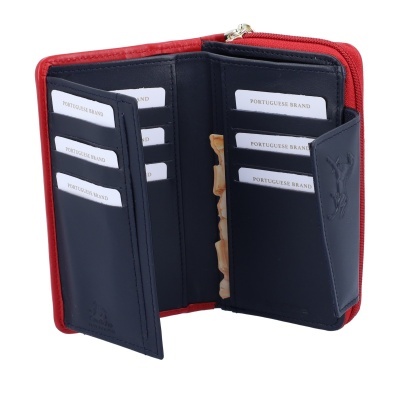 Carteira azul com fecho vermelho e vários compartimentos para cartões
