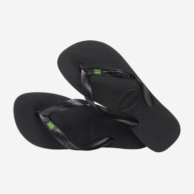 Chinelos pretos Havaianas com texto e bandeira do Brasil nas tiras.