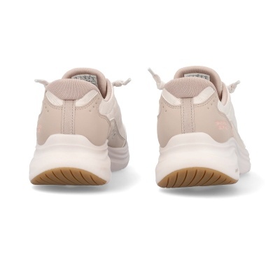 Ténis bege claro e branco vistos de trás com sola branca e texto SKECHERS SLIP-IN no calcanhar direito