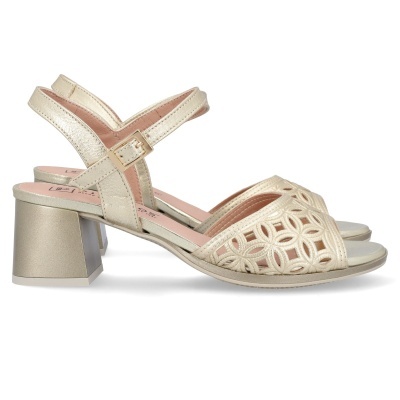 Sandálias douradas femininas com salto quadrado e correia com fivela