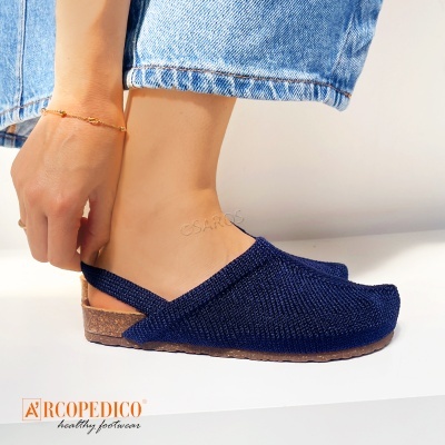 Sandálias ArcoPedico azul escuro com sola de cortiça e tira traseira, usadas com jeans azuis