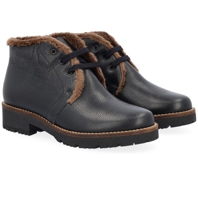 Botas masculinas pretas em pele com forro castanho felpudo e atacadores pretos