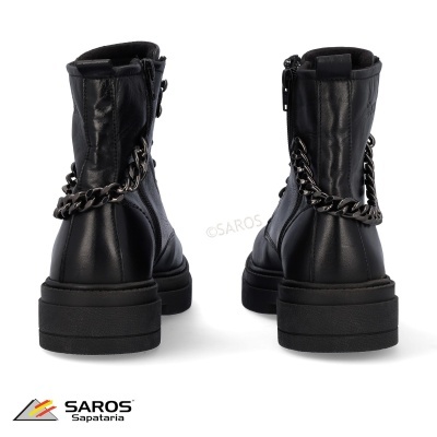 Botas pretas de couro com corrente preta em fundo branco.
