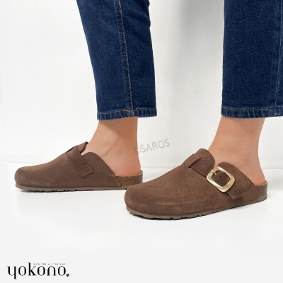 Sapatos mule castanhos em camurça com fivela dourada