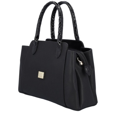 Mala preta tipo saco com duas alças trançadas e detalhe dourado quadrado