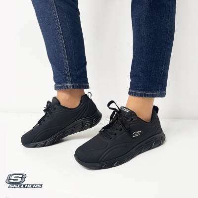 Ténis pretos Skechers com sola preta e logo prateado