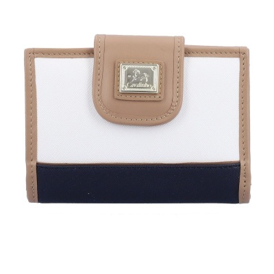 Carteira retangular bege, branca e azul escuro com fecho e placa metálica