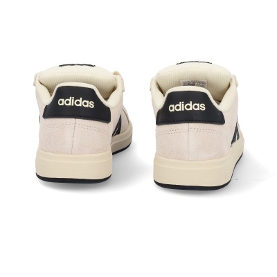 Par de sapatilhas Adidas bege com logótipo preto na parte traseira