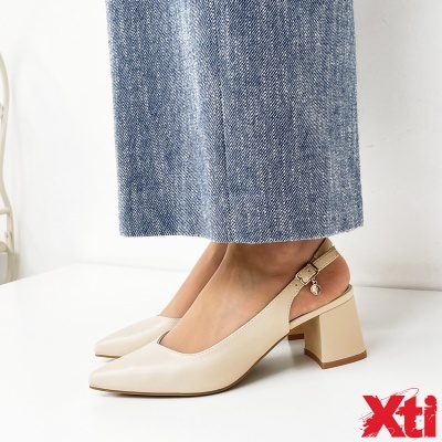 Sapatos creme de salto médio com tira atrás e fivela