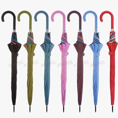 Sete guarda-chuvas coloridos com cabos curvos e detalhes listrados