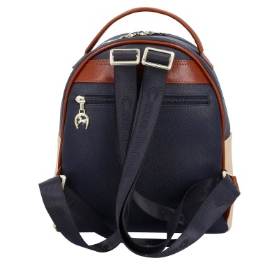 Mochila pequena azul-escura com detalhes beig e castanho e fecho zip com pendente metálico prateado