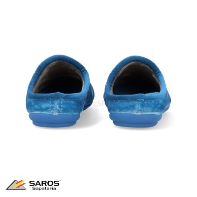 Chinelos azuis em tecido aveludado vistos de trás