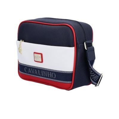 Mala de ombro azul escura, branca e vermelha com texto Cavalinho e fecho dourado