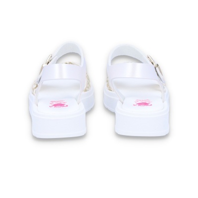 Sandálias brancas de senhora com sola grossa e fivela metálica