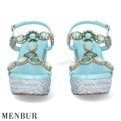 Sandálias de cunha azuis claras com pedras decorativas e solado trançado