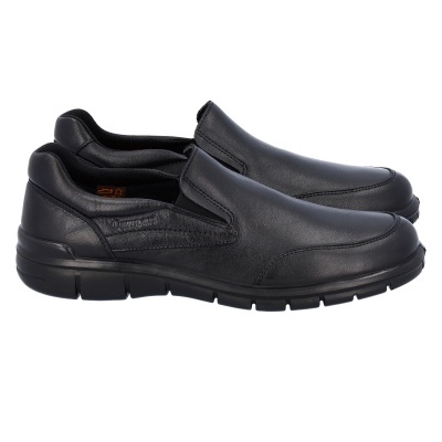 Sapatos masculinos pretos em pele slip-on com solas de borracha