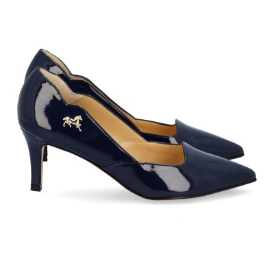 Sapatos de salto alto em verniz azul escuro com detalhe dourado