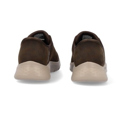 Sapatilhas castanhas com sola branca vistas de trás