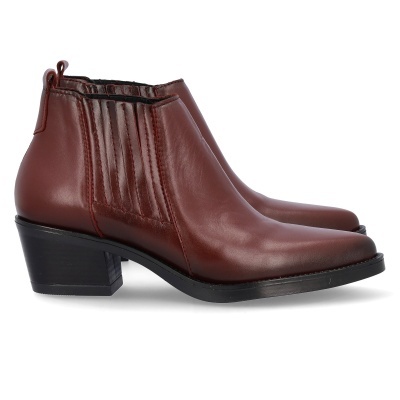 Botas castanhas de cano curto em pele com salto grosso preto